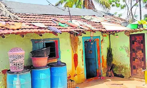 Karnataka : बुनियादी सुविधाओं की कमी से जूझते लोग, टूटी-फूटी बस्तियों में बदहाल जीवन Karnataka : बुनियादी सुविधाओं की कमी से जूझते लोग, टूटी-फूटी बस्तियों में बदहाल जीवन