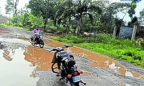 Karnataka : के-शिप फोर-लेन सड़क निर्माण में देरी से लोगों की परेशानी बढ़ी Karnataka : के-शिप फोर-लेन सड़क निर्माण में देरी से लोगों की परेशानी बढ़ी