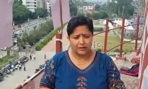Dehradun: कांग्रेस महिला अध्यक्ष के साथ नर्सिंग अभ्यर्थी टंकी पर चढ़े