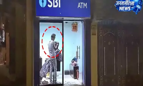 SBI ATM हुआ हेयर सैलून में बदल, पटना में देखने को मिला अनोखा नज़ारा SBI ATM हुआ हेयर सैलून में बदल, पटना में देखने को मिला अनोखा नज़ारा