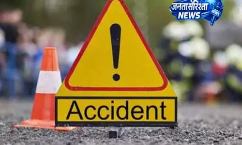 Krishnagiri में लॉरी ने कार में मारी टक्कर, केरल के दो युवक मृत Krishnagiri में लॉरी ने कार में मारी टक्कर, केरल के दो युवक मृत