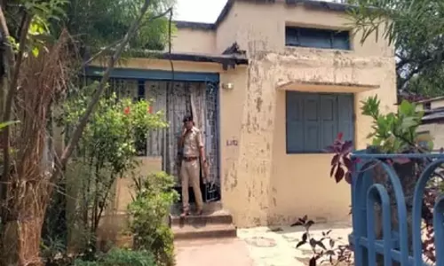 रिटायर कर्मचारी ने पत्नी बेटे और बेटी को कुल्हाड़ी से काटा, फिर खुद बुलाई पुलिस रिटायर कर्मचारी ने पत्नी बेटे और बेटी को कुल्हाड़ी से काटा, फिर खुद बुलाई पुलिस