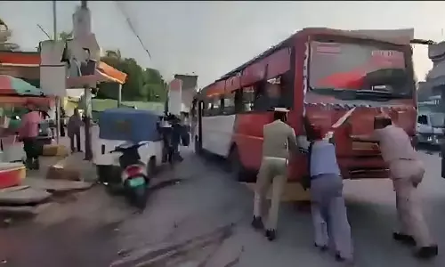 Farrukhabad: ट्रैफिक पुलिस ने धक्का लगाकर बस हटवाई