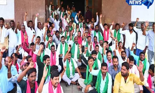 Nizamabad: पूर्व मंत्री प्रशांत रेड्डी ने किसानों के साथ नेशनल हाईवे पर प्रदर्शन किया Nizamabad: पूर्व मंत्री प्रशांत रेड्डी ने किसानों के साथ नेशनल हाईवे पर प्रदर्शन किया