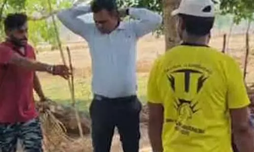 राजस्व टीम को कोरबा के ग्रामीणों ने बनाया बंधक, जमीन सीमांकन के दौरान हंगामा राजस्व टीम को कोरबा के ग्रामीणों ने बनाया बंधक, जमीन सीमांकन के दौरान हंगामा