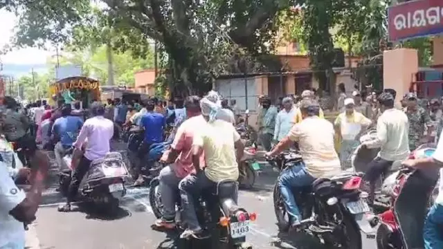 Rayagada: निखिल हडिपा मर्डर केस में इंसाफ की मांग को लेकर स्थानीय लोगों ने रैली निकाली Rayagada: निखिल हडिपा मर्डर केस में इंसाफ की मांग को लेकर स्थानीय लोगों ने रैली निकाली