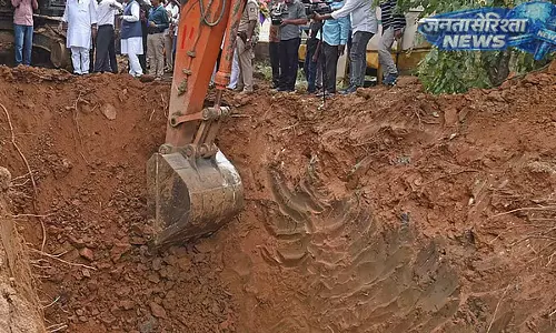 हुलिमावु BDA लेआउट में ट्रांसफॉर्मर आग के बाद मरम्मत कार्य में कावेरी पाइपलाइन क्षतिग्रस्त हुलिमावु BDA लेआउट में ट्रांसफॉर्मर आग के बाद मरम्मत कार्य में कावेरी पाइपलाइन क्षतिग्रस्त