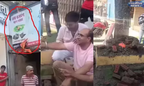 Borivali ईस्ट में 80 साल पुराने हनुमान मंदिर को तोड़े जाने पर विवाद, स्थानीय लोगों में आक्रोश Borivali ईस्ट में 80 साल पुराने हनुमान मंदिर को तोड़े जाने पर विवाद, स्थानीय लोगों में आक्रोश