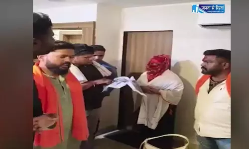 होटल में मिलने पहुंचे हिंदू युवती और मुस्लिम युवक को बजरंग दल ने पकड़ा, गोबर और स्याही पोतने के आरोप होटल में मिलने पहुंचे हिंदू युवती और मुस्लिम युवक को बजरंग दल ने पकड़ा, गोबर और स्याही पोतने के आरोप