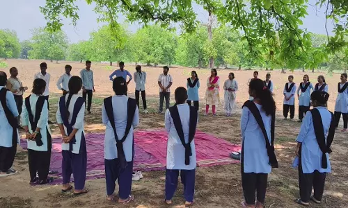 कॉलेज कैंपस में पेड़ की छांव तले छात्रों ने किया स्ट्रेस मुक्ति का अनोखा अभ्यास