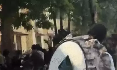 थाने के सामने मारपीट, युवकों के 2 गुट भिड़े थाने के सामने मारपीट, युवकों के 2 गुट भिड़े