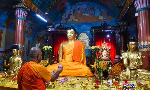 Shimla में 7वें नामखाई न्यिंगपो रिनपोछे द्वारा दिए जा रहे पाँच-दिवसीय बौद्ध उपदेशों में सैकड़ों भिक्षु शामिल हुए