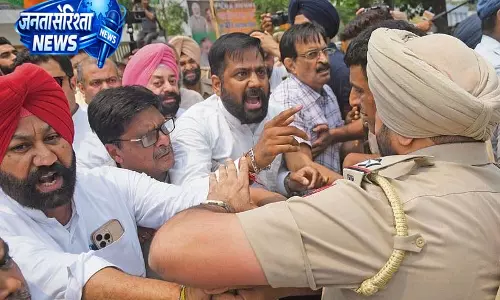 Ludhiana: आक्रोशित कार्यकर्ताओं ने नारेबाजी और रोड ब्लॉकिंग की Ludhiana: आक्रोशित कार्यकर्ताओं ने नारेबाजी और रोड ब्लॉकिंग की