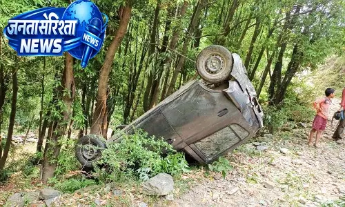 Chamba में कार खाई में गिरने से महिला की मौत, बेटा घायल Chamba में कार खाई में गिरने से महिला की मौत, बेटा घायल