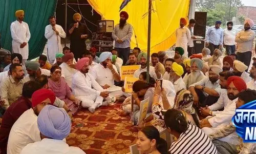 Chandigarh: ईडी की छापेमारी के खिलाफ विरोध प्रदर्शन तेज Chandigarh: ईडी की छापेमारी के खिलाफ विरोध प्रदर्शन तेज