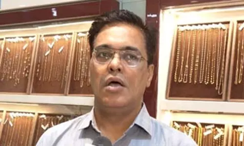 सोना खरीद पर पीएम मोदी की अपील, मुंबई के सर्राफा बाजार और ग्राहकों की मिली-जुली प्रतिक्रिया सोना खरीद पर पीएम मोदी की अपील, मुंबई के सर्राफा बाजार और ग्राहकों की मिली-जुली प्रतिक्रिया