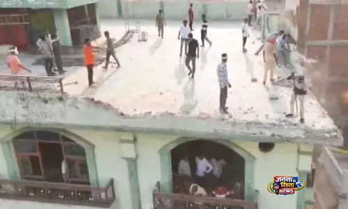 वाराणसी की दालमंडी में बड़ा विध्वंस अभियान चला, PWD के निशाने पर वक्फ मुसाफिर खाना