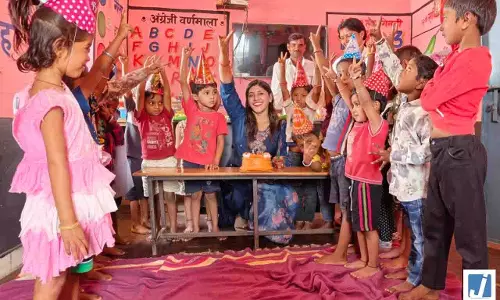 बच्चों के चेहरों पर मुस्कान, कर्मचारियों का जन्मदिन बना यादगार बच्चों के चेहरों पर मुस्कान, कर्मचारियों का जन्मदिन बना यादगार