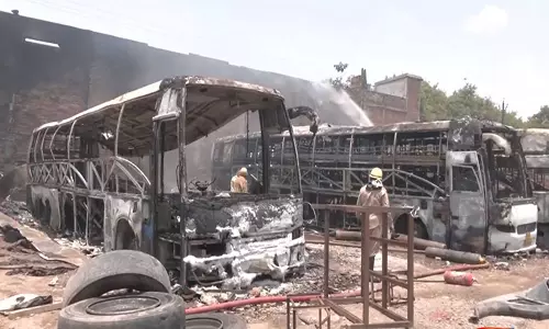 Indore की पार्किंग में भीषण आग, 3 बसें और कई बाइक जलकर राख Indore की पार्किंग में भीषण आग, 3 बसें और कई बाइक जलकर राख