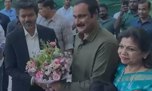 तमिलनाडु के CM विजय पीएमके अध्यक्ष अंबुमणि रामदास से मिलने के लिए अक्कराई गए तमिलनाडु के CM विजय पीएमके अध्यक्ष अंबुमणि रामदास से मिलने के लिए अक्कराई गए