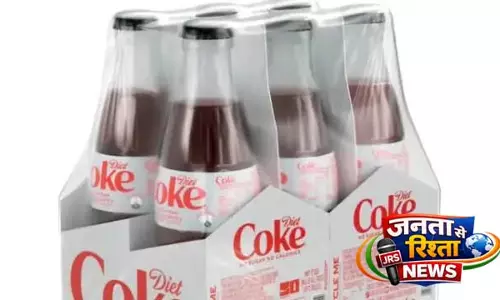ग्लास बोतल में Diet Coke की वापसी वायरल, कीमत और प्रीमियम पैकेजिंग पर बहस तेज ग्लास बोतल में Diet Coke की वापसी वायरल, कीमत और प्रीमियम पैकेजिंग पर बहस तेज