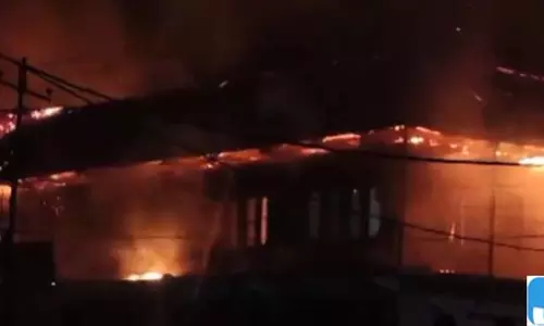 रिहायशी-सह-शॉपिंग कॉम्प्लेक्स में भीषण आग, देखे Video रिहायशी-सह-शॉपिंग कॉम्प्लेक्स में भीषण आग, देखे Video