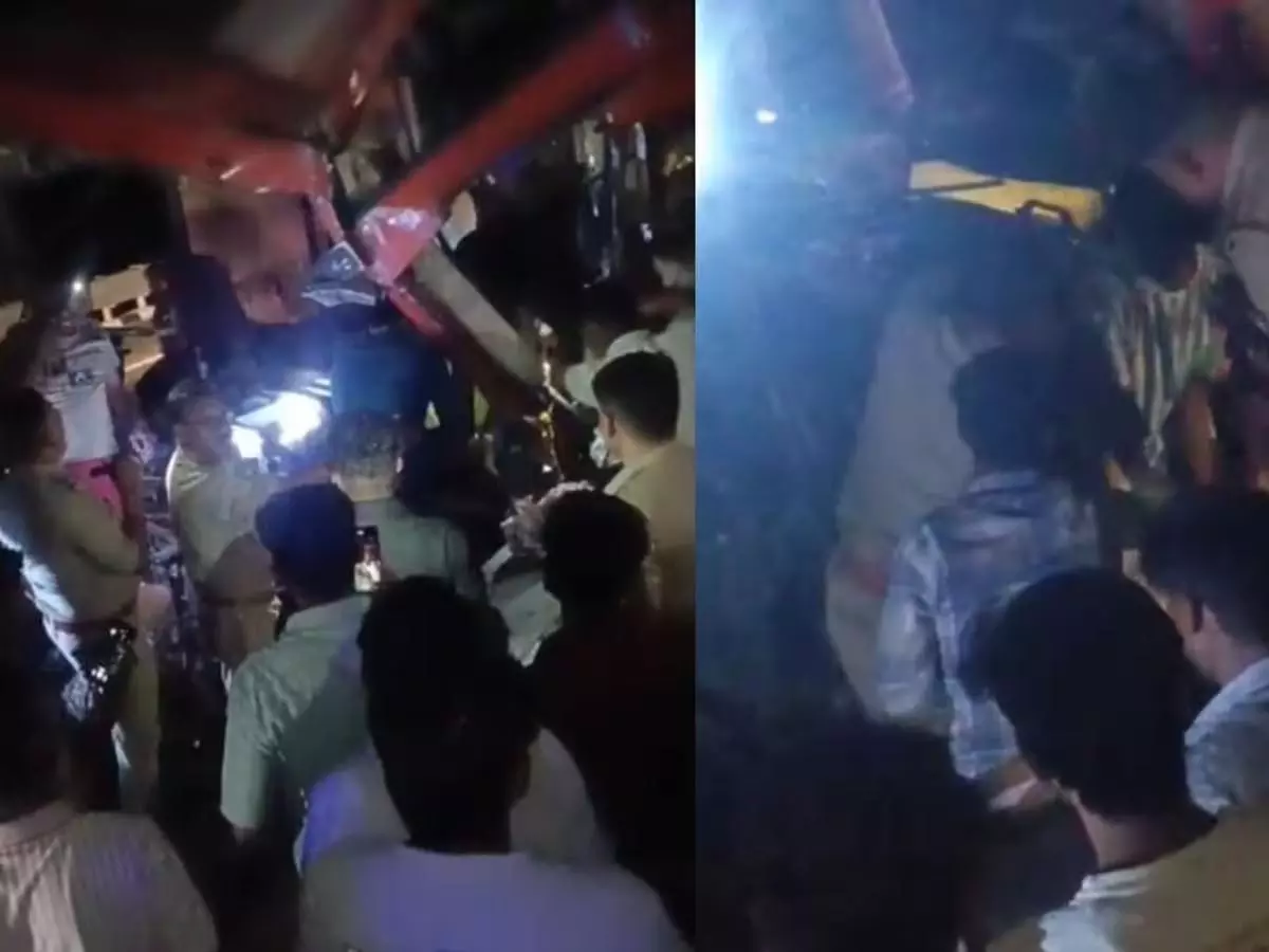 डबल डेकर बस का टायर फटा, 30 यात्री घायल, एक की मौत डबल डेकर बस का टायर फटा, 30 यात्री घायल, एक की मौत