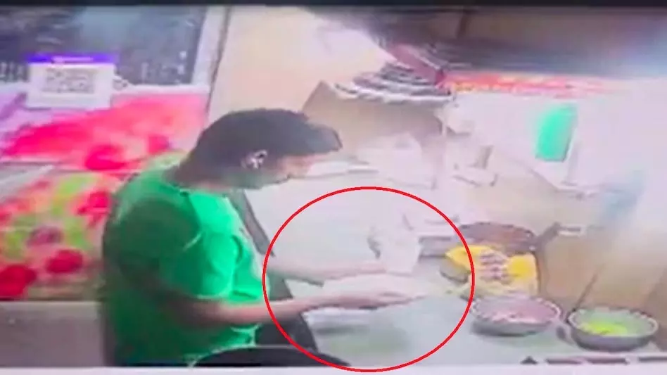 पिज्जा ऑर्डर करने से पहले 10 बार सोचेंगे, रेस्टोरेंट कर्मचारी ने थूक का किया इस्तेमाल पिज्जा ऑर्डर करने से पहले 10 बार सोचेंगे, रेस्टोरेंट कर्मचारी ने थूक का किया इस्तेमाल