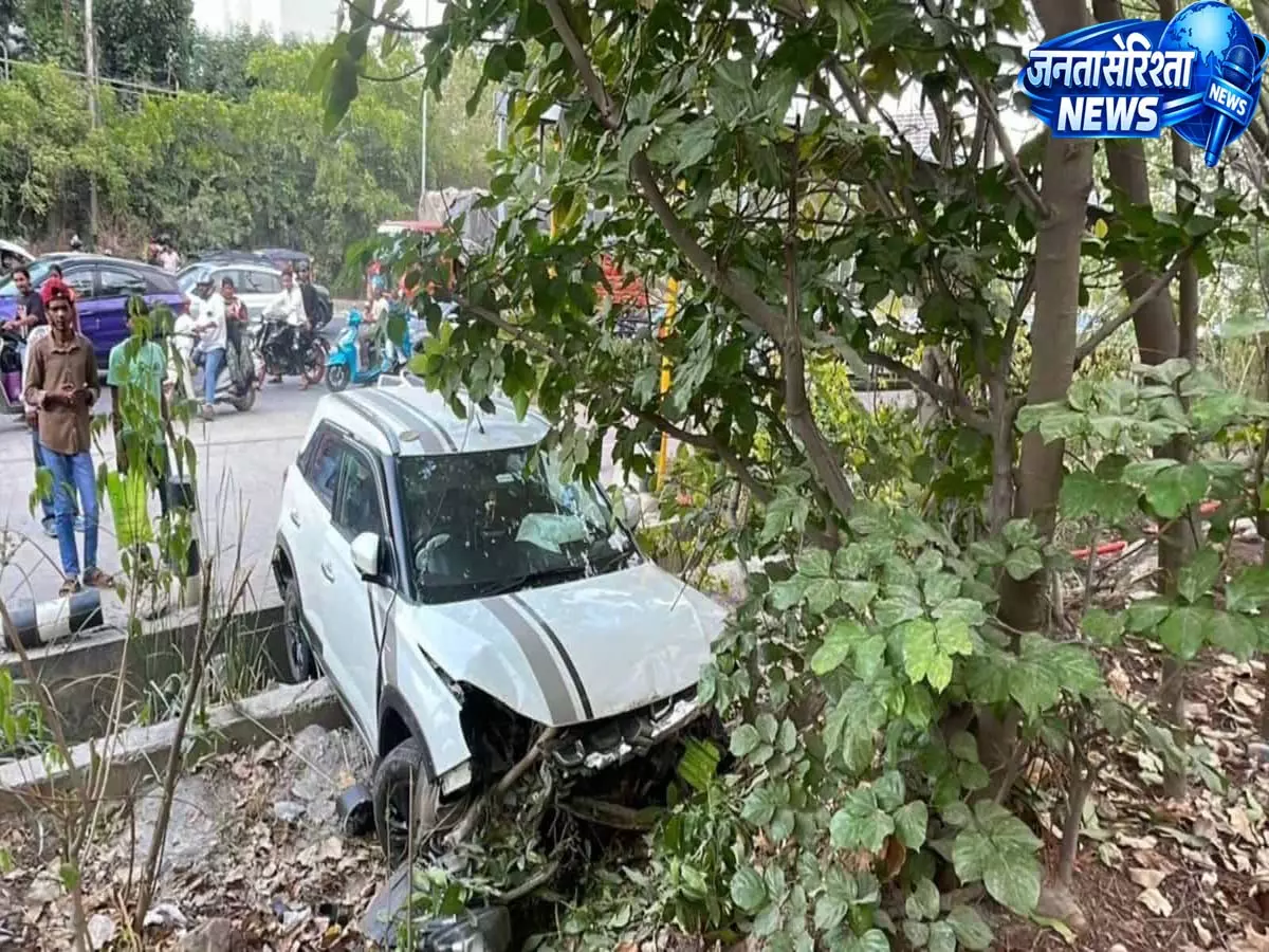 Hyderabad: ORR पर नींद में कार फिसली, हैदराबाद में मामूली हादसा Hyderabad: ORR पर नींद में कार फिसली, हैदराबाद में मामूली हादसा