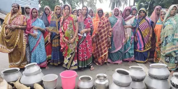Purushottampur पानी न मिलने पर महिलाओं ने रोका ट्रैफिक Purushottampur पानी न मिलने पर महिलाओं ने रोका ट्रैफिक