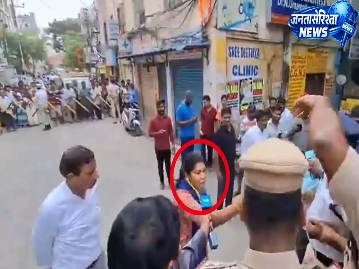 Hyderabad: AAP कार्यकर्ता PM मोदी काफिले के पास पहुंचते ही हिरासत में Hyderabad: AAP कार्यकर्ता PM मोदी काफिले के पास पहुंचते ही हिरासत में