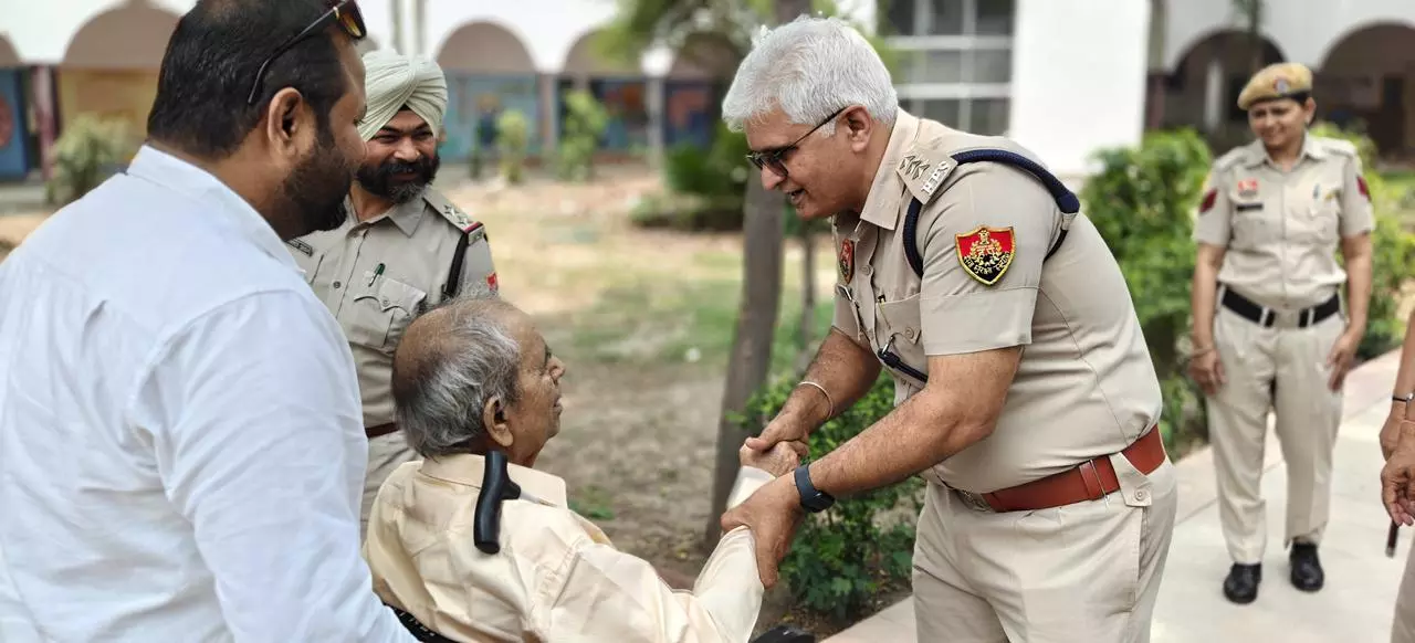 Sonipat: सोनीपत पुलिस ने जरूरतमंद मतदाताओं की की सहायता Sonipat: सोनीपत पुलिस ने जरूरतमंद मतदाताओं की की सहायता