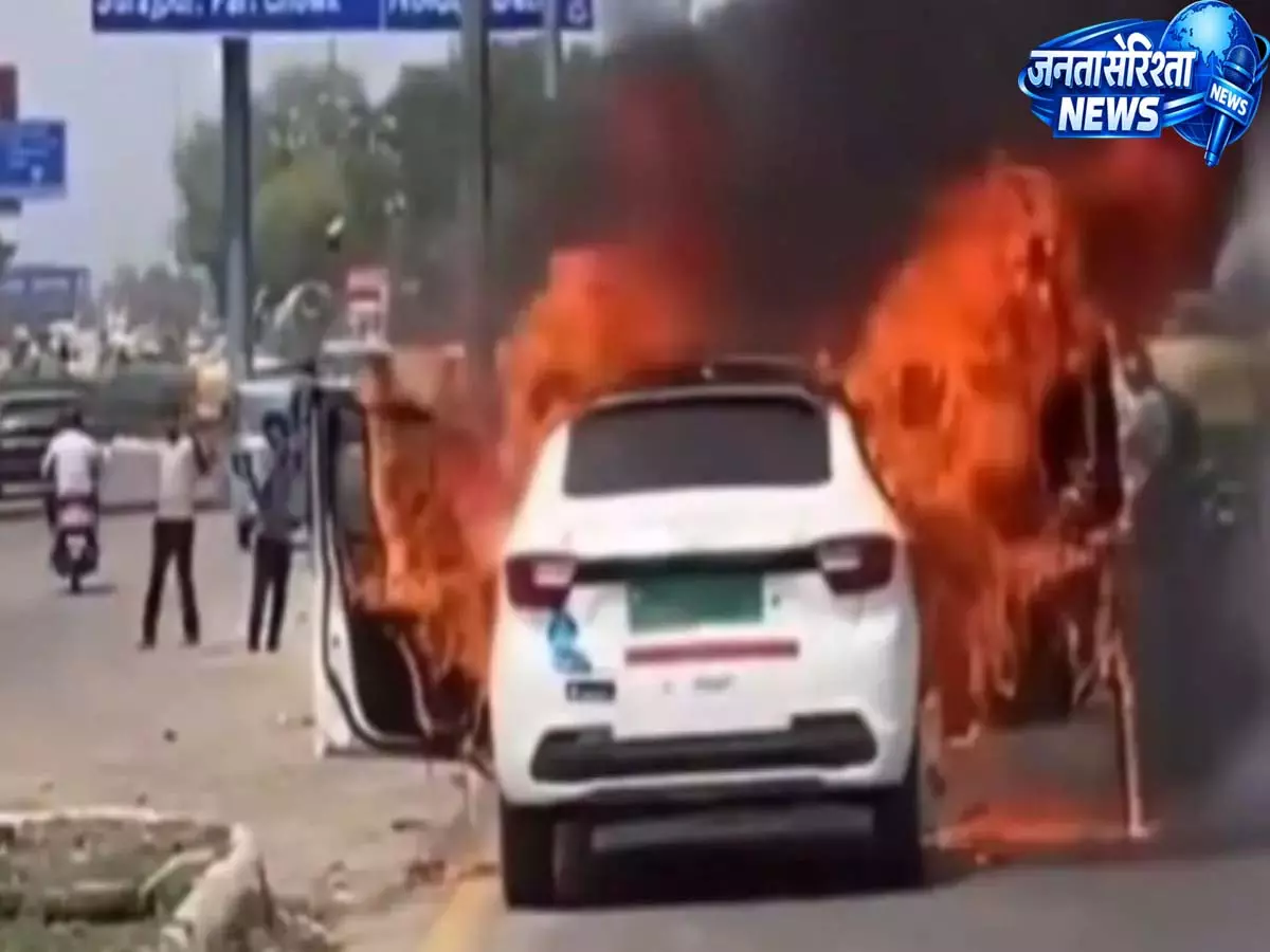 Greater Noida: बिसरख में चलती कार में आग, ड्राइवर ने खिड़की से लगाई छलांग - VIDEO Greater Noida: बिसरख में चलती कार में आग, ड्राइवर ने खिड़की से लगाई छलांग - VIDEO