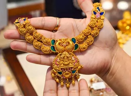 वैश्विक अस्थिरता से सोने और चांदी में सीमित दायरे में कारोबार वैश्विक अस्थिरता से सोने और चांदी में सीमित दायरे में कारोबार