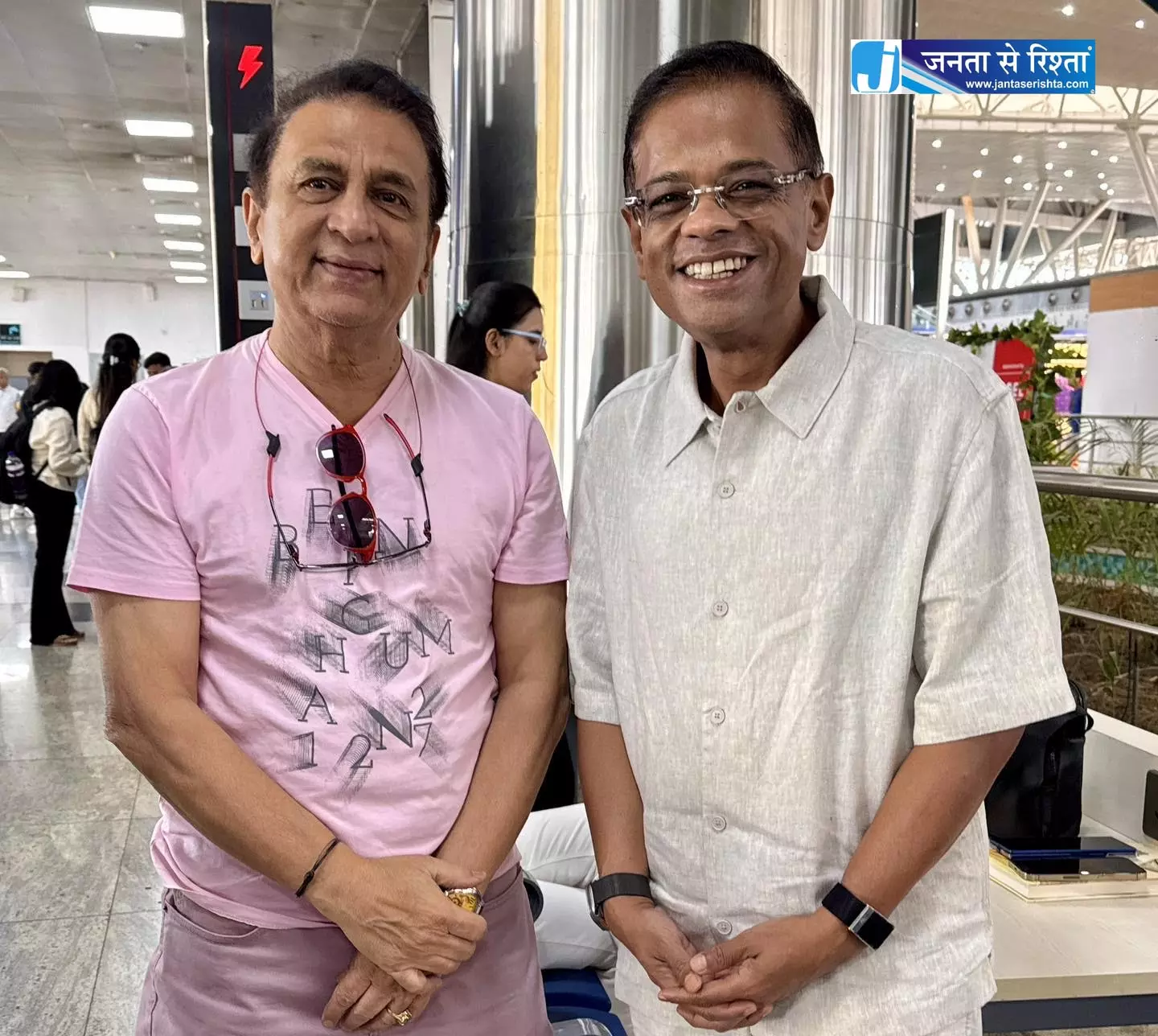 हवाई अड्डे में सुनील गावस्कर से मिले अमित जोगी हवाई अड्डे में सुनील गावस्कर से मिले अमित जोगी