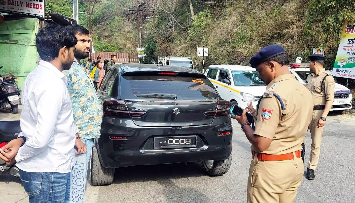 Nainital: भ्रामक नंबर प्लेट और काले शीशों वाले वाहनों पर पुलिस की कार्रवाई Nainital: भ्रामक नंबर प्लेट और काले शीशों वाले वाहनों पर पुलिस की कार्रवाई