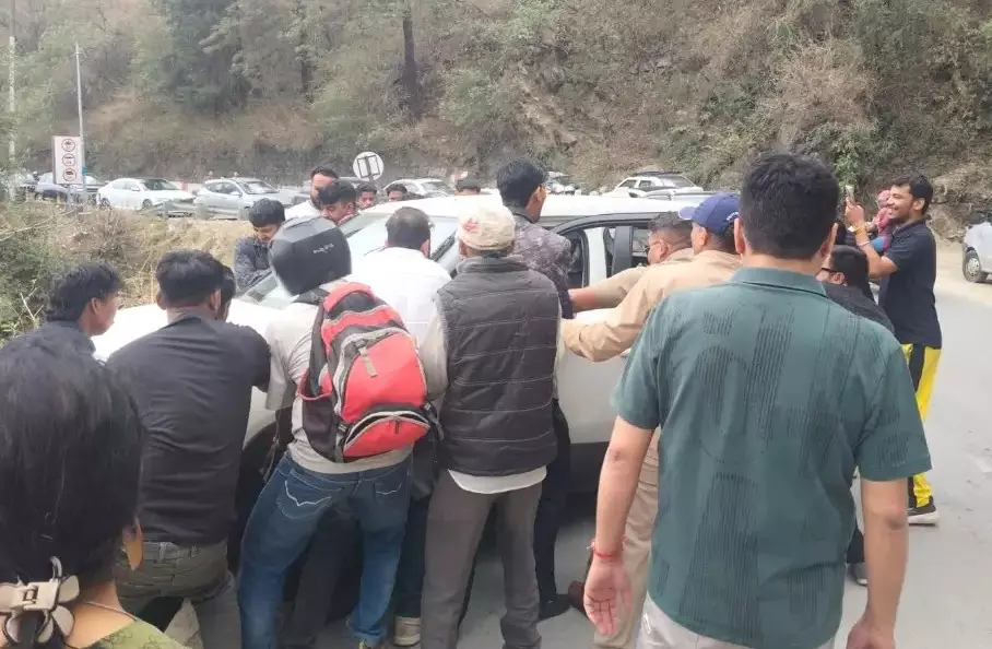 Mussoorie: मसूरी में वाहन दुर्घटना, चार लोगों का रेस्क्यू Mussoorie: मसूरी में वाहन दुर्घटना, चार लोगों का रेस्क्यू