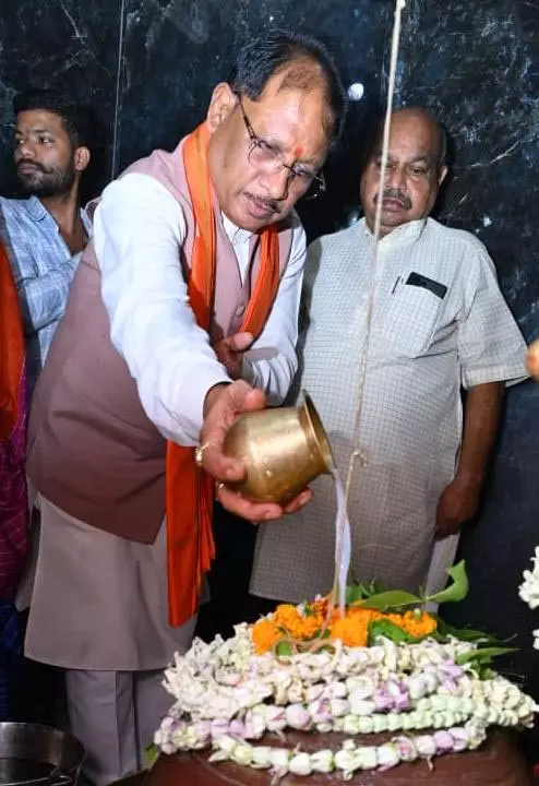 CM साय ने हाटकेश्वर महादेव मंदिर में पूजा-अर्चना कर प्रदेशवासियों के सुख समृद्धि की कामना की CM साय ने हाटकेश्वर महादेव मंदिर में पूजा-अर्चना कर प्रदेशवासियों के सुख समृद्धि की कामना की