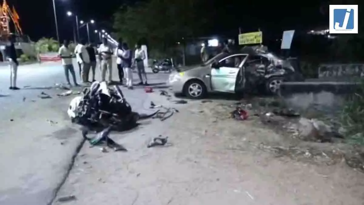 Car यू-टर्न ले रही थी...स्पोर्ट्स बाइक की कार से टक्कर, पांच लोगों की मौत Car यू-टर्न ले रही थी...स्पोर्ट्स बाइक की कार से टक्कर, पांच लोगों की मौत