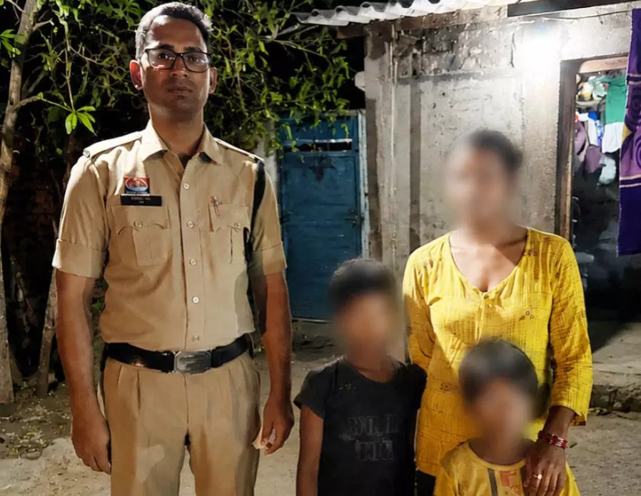 पुलिस की संवेदनशीलता, बिछड़े मासूम को परिवार से मिलाया पुलिस की संवेदनशीलता, बिछड़े मासूम को परिवार से मिलाया