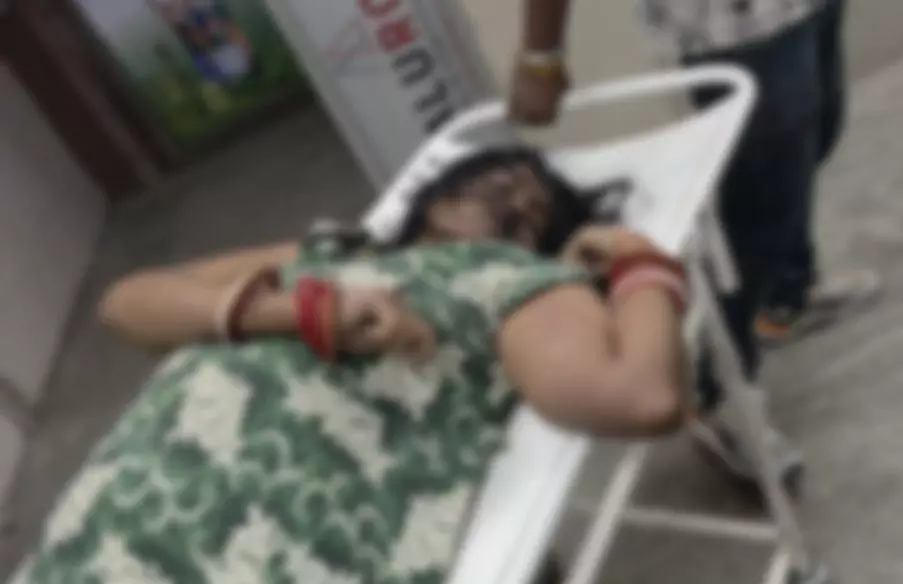 पलंग से गिरी विवाहिता की मौत, मायके वालों ने हत्या की जताई आशंका पलंग से गिरी विवाहिता की मौत, मायके वालों ने हत्या की जताई आशंका