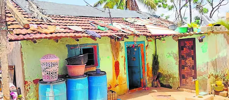 Karnataka : बुनियादी सुविधाओं की कमी से जूझते लोग, टूटी-फूटी बस्तियों में बदहाल जीवन Karnataka : बुनियादी सुविधाओं की कमी से जूझते लोग, टूटी-फूटी बस्तियों में बदहाल जीवन