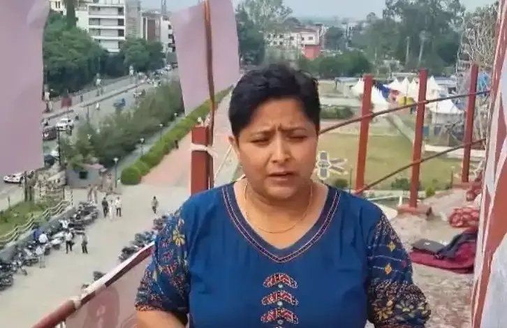 Dehradun: कांग्रेस महिला अध्यक्ष के साथ नर्सिंग अभ्यर्थी टंकी पर चढ़े Dehradun: कांग्रेस महिला अध्यक्ष के साथ नर्सिंग अभ्यर्थी टंकी पर चढ़े