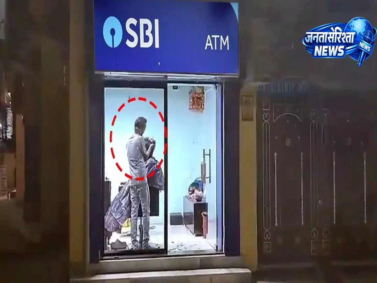 SBI ATM हुआ हेयर सैलून में बदल, पटना में देखने को मिला अनोखा नज़ारा SBI ATM हुआ हेयर सैलून में बदल, पटना में देखने को मिला अनोखा नज़ारा