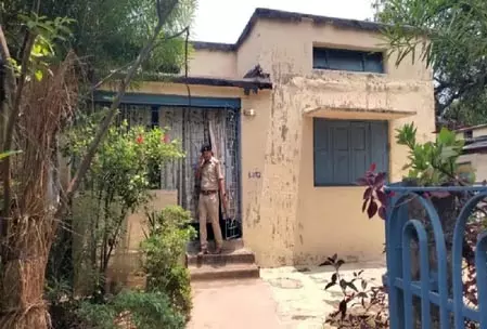 रिटायर कर्मचारी ने पत्नी बेटे और बेटी को कुल्हाड़ी से काटा, फिर खुद बुलाई पुलिस रिटायर कर्मचारी ने पत्नी बेटे और बेटी को कुल्हाड़ी से काटा, फिर खुद बुलाई पुलिस