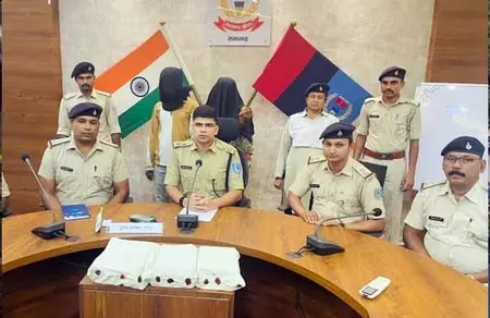 दामाद और सास गिरफ्तार, जमीन में गाड़ रखे थे लूटे गए गहने दामाद और सास गिरफ्तार, जमीन में गाड़ रखे थे लूटे गए गहने