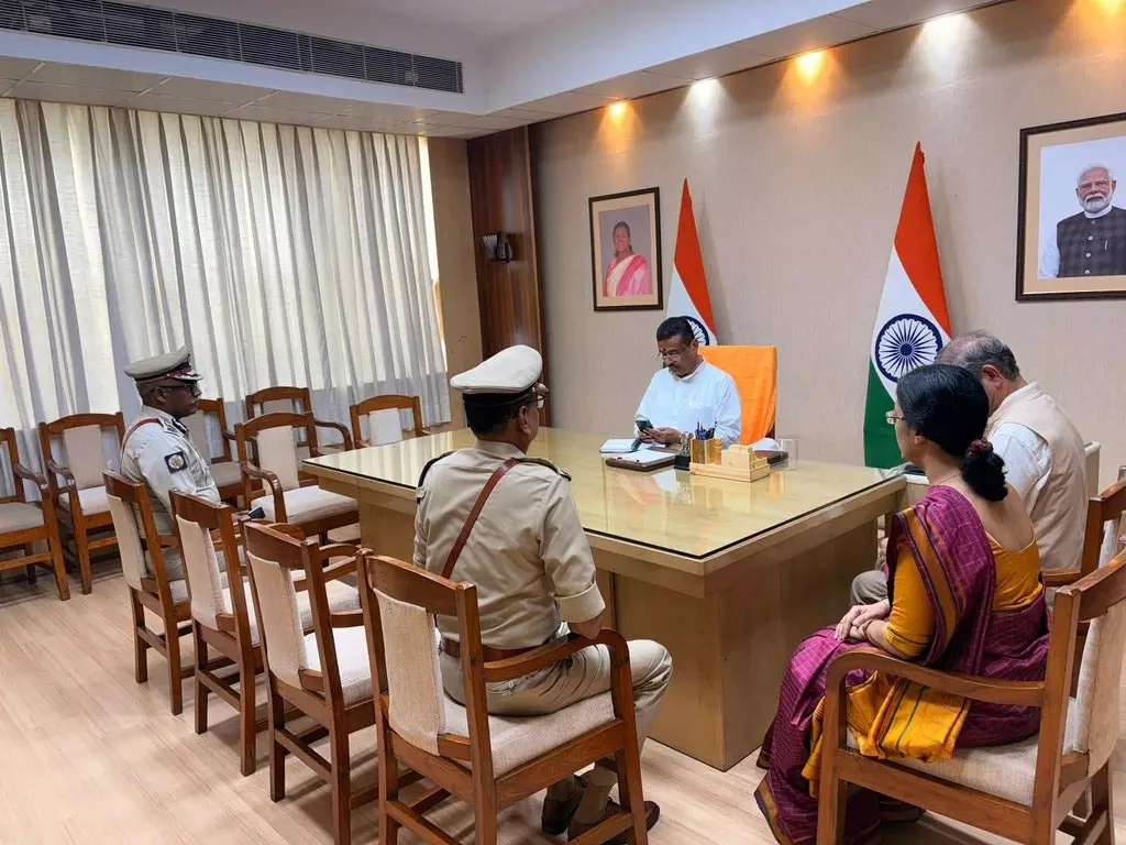 शुभेंदु सरकार का बड़ा फैसला, बांग्लादेश बॉर्डर से लगती जमीन BSF को सौंपा शुभेंदु सरकार का बड़ा फैसला, बांग्लादेश बॉर्डर से लगती जमीन BSF को सौंपा