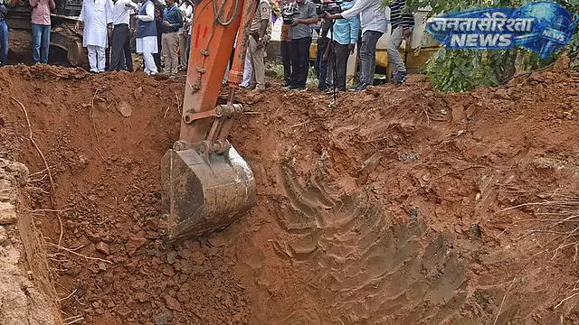 हुलिमावु BDA लेआउट में ट्रांसफॉर्मर आग के बाद मरम्मत कार्य में कावेरी पाइपलाइन क्षतिग्रस्त हुलिमावु BDA लेआउट में ट्रांसफॉर्मर आग के बाद मरम्मत कार्य में कावेरी पाइपलाइन क्षतिग्रस्त