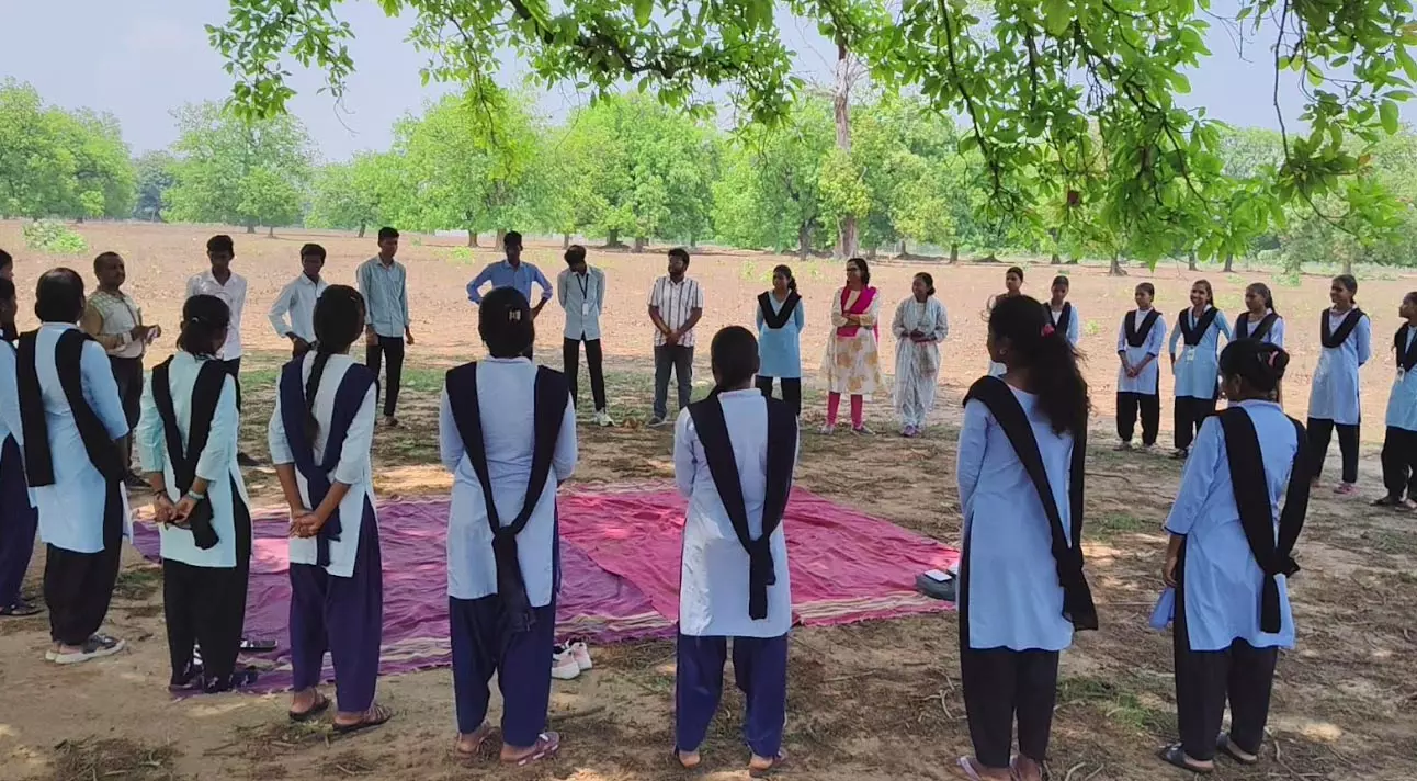 कॉलेज कैंपस में पेड़ की छांव तले छात्रों ने किया स्ट्रेस मुक्ति का अनोखा अभ्यास कॉलेज कैंपस में पेड़ की छांव तले छात्रों ने किया स्ट्रेस मुक्ति का अनोखा अभ्यास