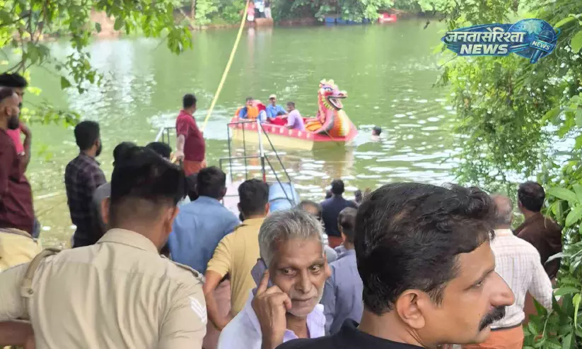 Kerala : किनानूर करिंथलम में फेरी पलटी, 14 लोग नदी में गिरे, बड़ा हादसा टला Kerala : किनानूर करिंथलम में फेरी पलटी, 14 लोग नदी में गिरे, बड़ा हादसा टला